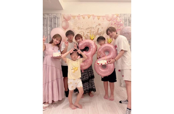 第5子出産を控える辻希美、幸せな“38歳”バースデーSHOTを公開「愛が伝わって泣けました」