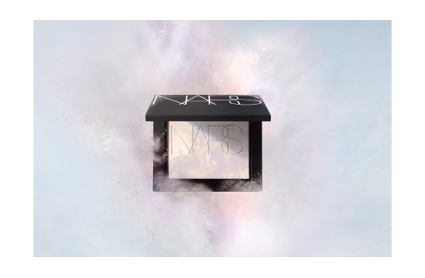 NARS、「ライトリフレクティング プリズマティックパウダー」に、透明感と上品な煌めきをプラスする新シェードが数量限定で登場！