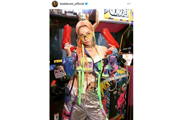 「ビジュ爆発」倖田來未、サイバーな衣装を着こなしたゲーセンSHOTをファン絶賛「しっかりセクシー」