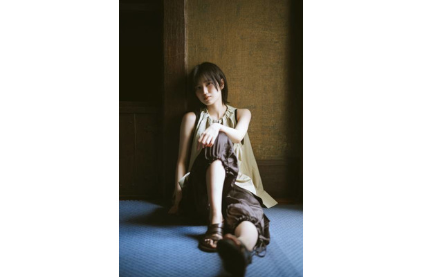 櫻坂46的野美青、ヘルシー肌見せSHOTにうっとり…歴史ある洋館で際立つ存在感と美しさ