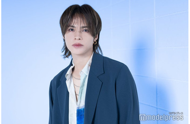 モデルプレスのインタビューに応じた上田竜也（C）モデルプレス