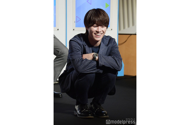 俳優犬のボナを笑顔で見つめる大橋和也（C）モデルプレス