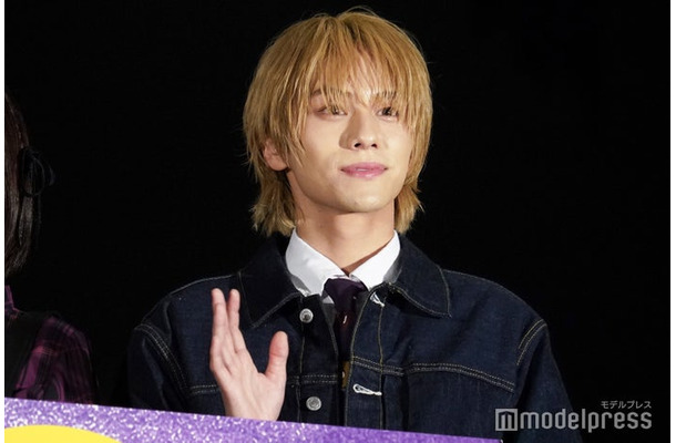 金髪の山下幸輝（C）モデルプレス