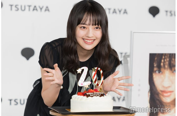 サプライズに感激する上坂樹里（C）モデルプレス