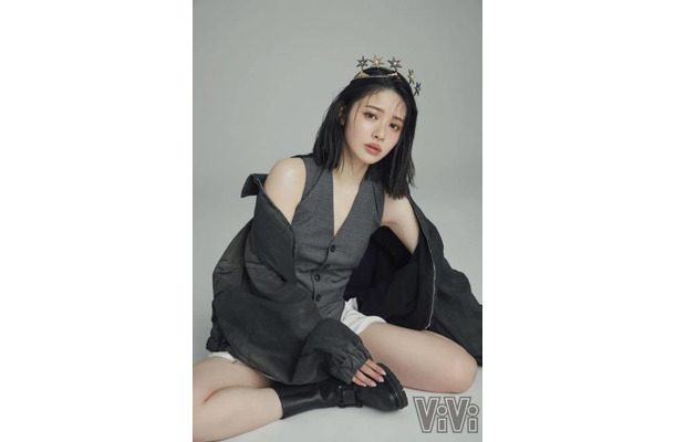 FRUITS ZIPPER鎮西寿々歌『ViVi』専属モデルに決定！ほっそり美肩＆美脚際立つアンニュイSHOT披露
