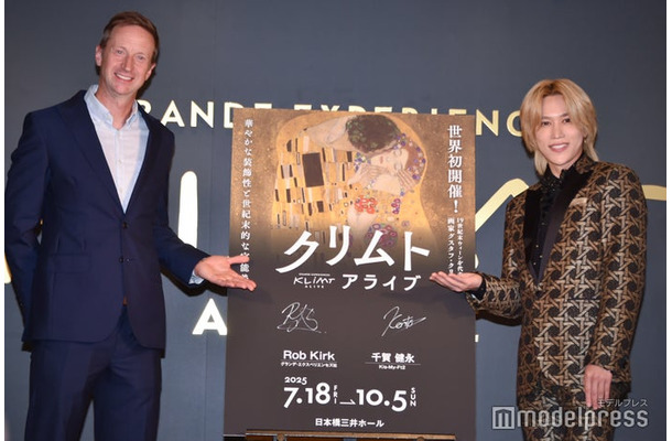 任命証にサインを入れたロブ・カーク⽒、千賀健永（C）モデルプレス