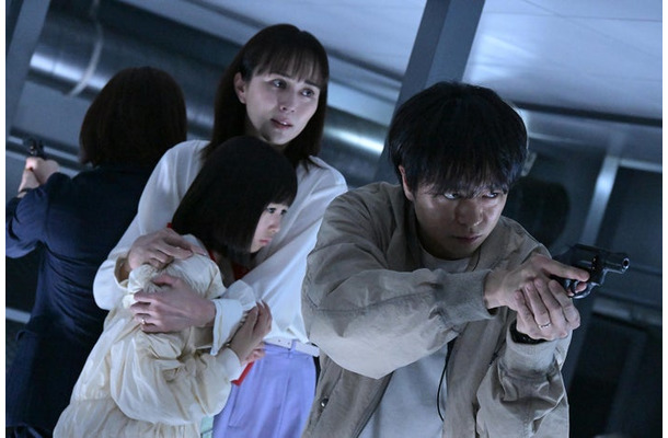 比嘉愛未、吉田帆乃華、櫻井翔「放送局占拠」第1話（C）日本テレビ