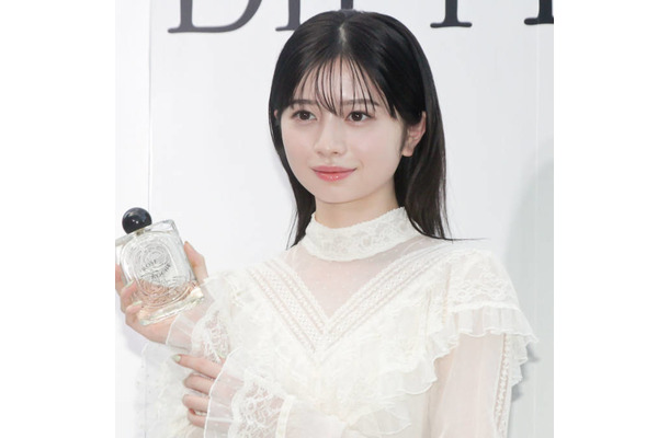 桜田ひより、美背中チラリ！夏のブラックコーデにファン悶絶「彼女と夏旅行感」「可愛すぎてやばい」