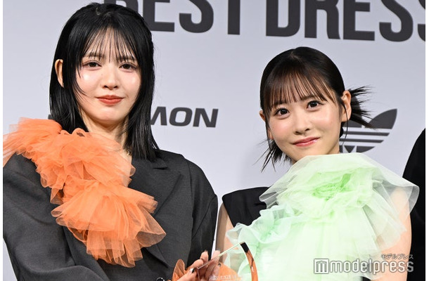 「スニーカーベストドレッサー賞2025」女性アーティスト部門を受賞したFRUITS ZIPPER／鎮西寿々歌、櫻井優衣（C）モデルプレス