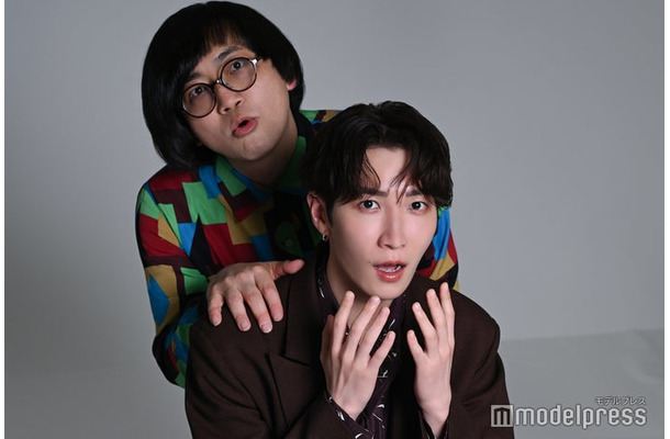 モデルプレスのインタビューに応じた松原タニシ、渡辺翔太（C）モデルプレス