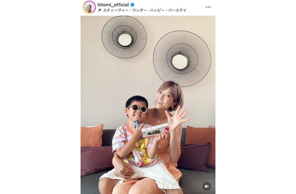 hitomi、三男が5歳に！笑顔のほっこりSHOTを公開「トミカトーマスをもらってご満悦！」