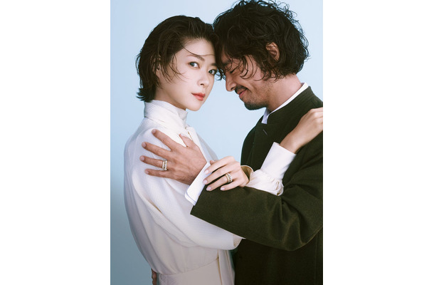 上野樹里＆和田唱／Photos：Kinya Ota Hair：Shotaro Makeup：Sada Ito Nail：Kiho Watanabe／Styling（Sho Wada）：Soichiro Kobayashi　Set Design：Takashi Imayoshi／Managing Editor：Michie Mito　Fashion Editor：Aika Kiyohara