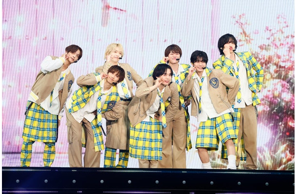 キラキラ可愛く決めポーズをとるなにわ男子（左から）高橋恭平、藤原丈一郎、西畑大吾、大西流星、大橋和也、長尾謙杜、道枝駿佑（提供写真）