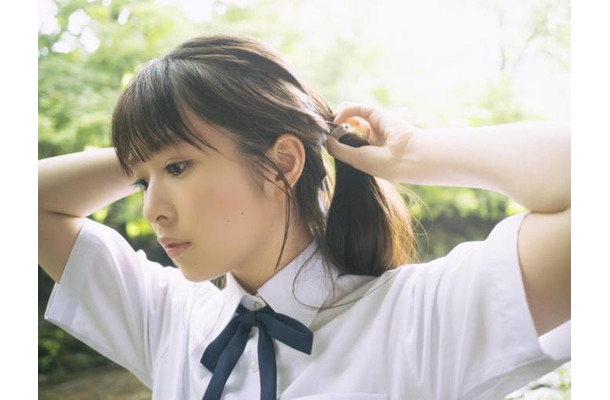 乃木坂46小川彩、爽やかな制服姿にドキッ！自然豊かな古民家＆緑の中の清流を舞台にあふれる透明感