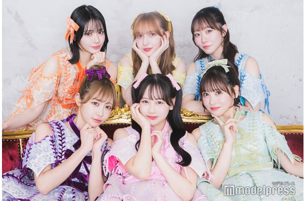 FRUITS ZIPPER／（上段左から）鎮西寿々歌、早瀬ノエル、真中まな（下段左から）仲川瑠夏、松本かれん、櫻井優衣※月足天音は不在（C）モデルプレス