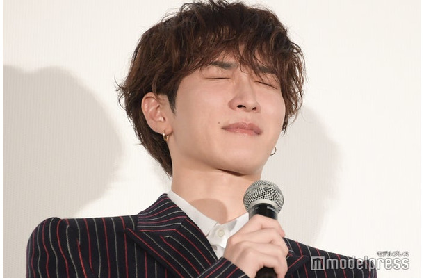 撮影裏側を明かされ「全然よくない」とタジタジな渡辺翔太（C）モデルプレス
