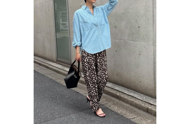 レオパード柄パンツがおしゃれ。こなれカジュアルに着こなす秘訣とは【40代の毎日コーデ】