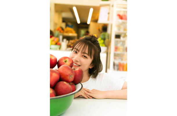 注目の若手俳優・藤崎ゆみあ、笑顔が眩しいお茶目SHOT披露！ギリシャを舞台にナチュラルな魅力があふれる