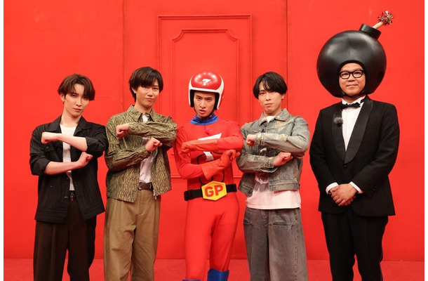 渡辺翔太、阿部亮平、向井康二、宮舘涼太、長谷川忍（C）フジテレビ