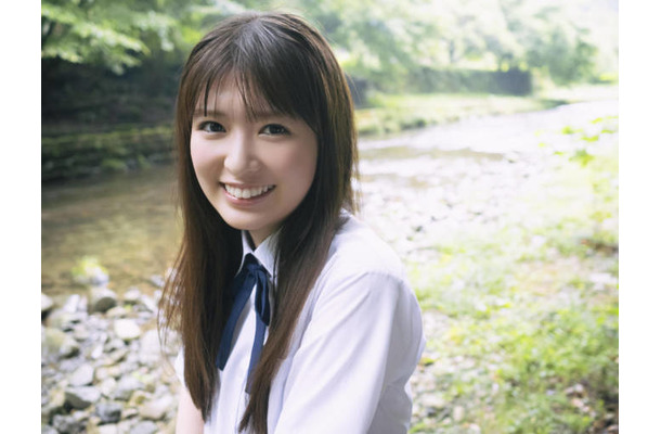 乃木坂46小川彩、夏の川辺をバックに自然体な笑顔がキラリ！透明感あふれる制服SHOT公開