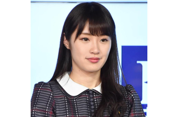 高山一実、ほっそりお腹を披露したシャツコーデに「爽やか」「超絶カワイイ！」の声