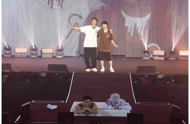 （後方左から）八乙女光、有岡大貴（手前左から）長田庄平、松尾駿（C）吉本興業