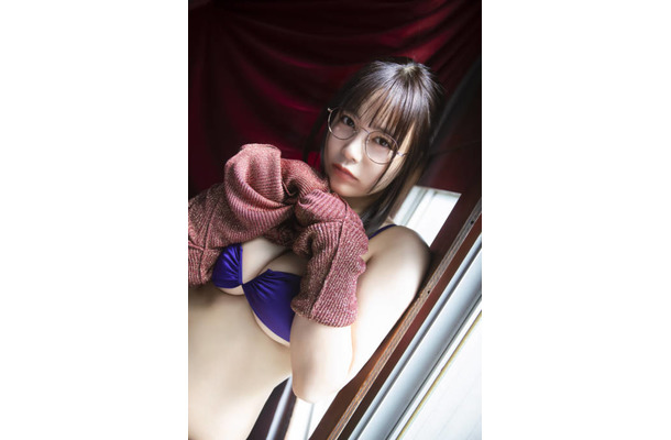 東雲うみ、思わず目を奪われる豊満バストがチラリ！刺激感たっぷりのグラビアで魅せる