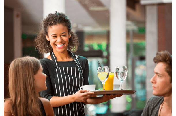 アメリカで…レストランで食事をしていると…次の瞬間、店員の”予想外のサービス”に「えっ、また！？」「心地いい」