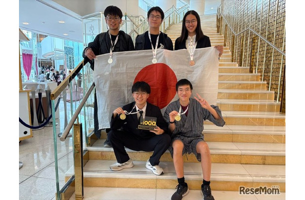第18回国際天文学・天体物理学オリンピック閉会式後の日本代表生徒ら（2025年8月21日撮影）