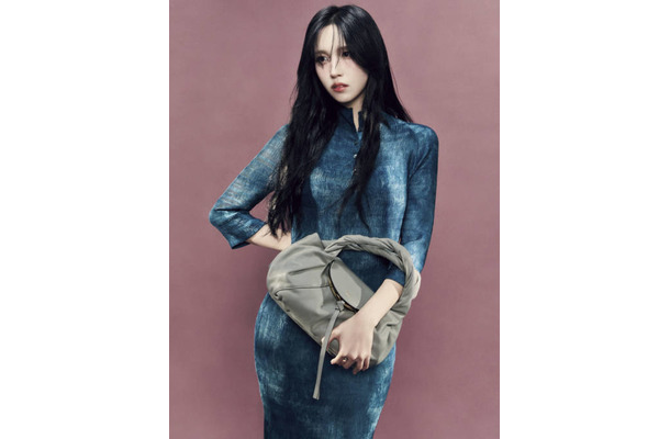 TWICE・MINA、美ボディラインが際立つドレスSHOTにうっとり…フェンディを纏い“現代のミューズ”を体現