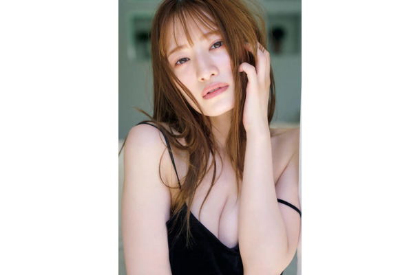 中田花奈、美谷間チラリのキャミソールSHOTにドキッ！オトナの女性の艶っぽさが全開