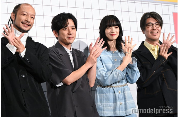 映画「８番出口」初日舞台挨拶に出席した河内大和、二宮和也、小松菜奈、川村元気監督（C）モデルプレス