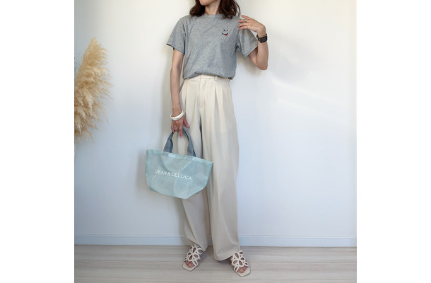 休日にぴったり。ラフなのにきれい見えするグレー×白パンツ【40代の毎日コーデ】