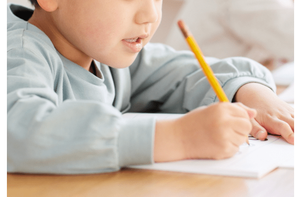 【祖父母の家で…】文字を練習する4歳の孫　自由帳を見た瞬間⇒まさかの内容に「うるっとした」「うちの子になっちゃうか？」
