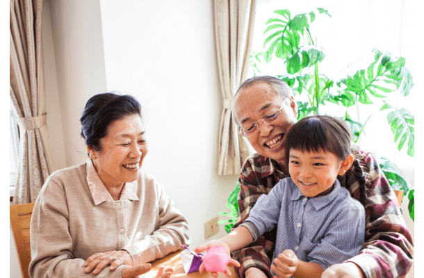 朝食を食べる70代の祖父母と孫　次の瞬間⇒祖父の”古い言葉”に「微笑ましい」「祖母も加わった」