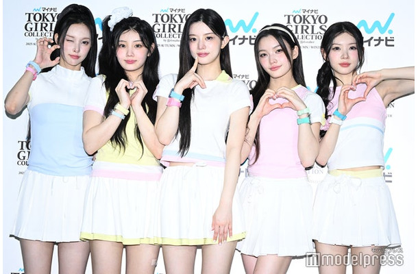 囲み取材に応じたILLIT／YUNAH（ユナ）、WONHEE（ウォンヒ）、MINJU（ミンジュ）、IROHA（イロハ）、MOKA（モカ）（C）モデルプレス