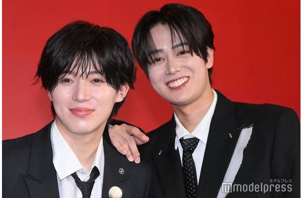 囲み取材に応じた西山智樹、前田大輔（C）モデルプレス