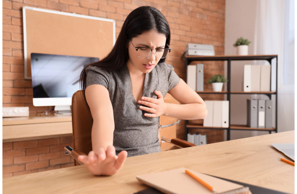 疲労感を放置していたら、ある日「胸がズキッ」！更年期に差しかかった49歳女性の違和感とは