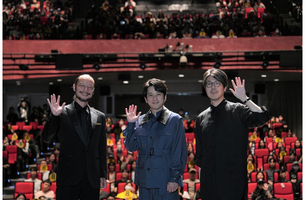 河内大和、二宮和也、川村元気監督（C）2025 映画「8番出口」製作委員会