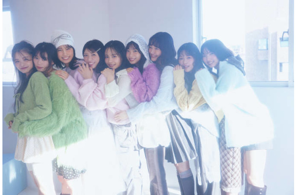 櫻坂46の4期生が仲良くぎゅっと密着！きれい色ニットを着こなしガーリーな魅力が満開
