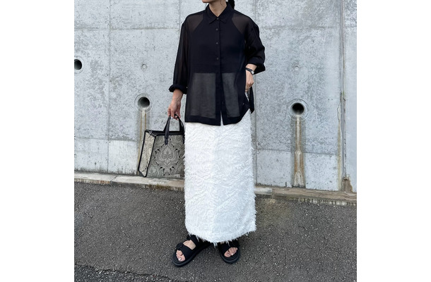 【ユニクロ】大人の「シアーシャツ」コーデ。黒×白でひきしめて上品な肌見せが完成【40代の毎日コーデ】