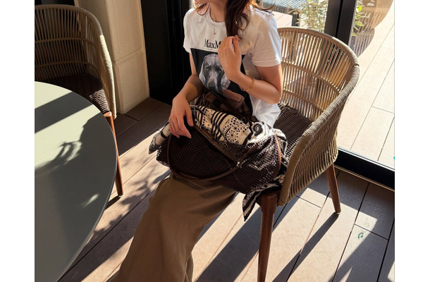 秋のTシャツコーデ。ロゴT×ブラウンスカートで作る大人の余裕スタイル【40代の毎日コーデ】
