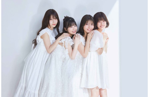 花宮初奈、花井美春、松岡美里、橘杏咲（C）撮影：三宮幹史／「天狼群オフィシャルビジュアルブック 雷轟鳴牙」（講談社／2025年9月24日発売）