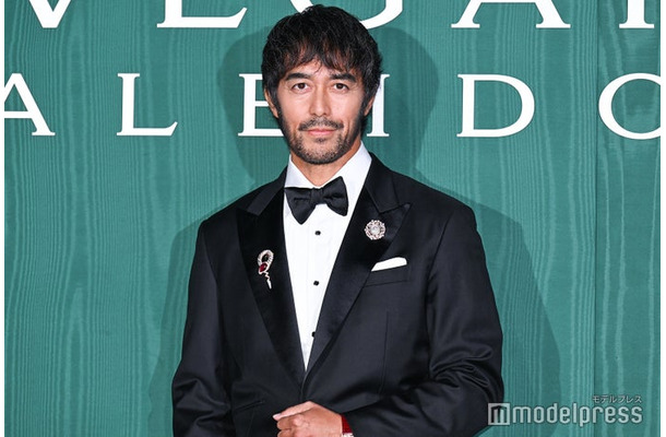 「ブルガリ カレイドス ⾊彩・⽂化・技巧」オープニングデイ フォトコールに出席した阿部寛(C)モデルプレス