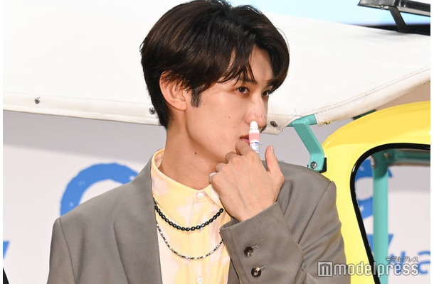 ヤードムを鼻に突っ込みキメる向井康二（C）モデルプレス