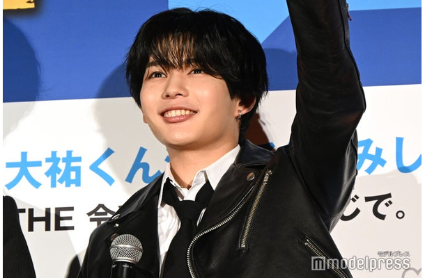 小さい頃からテレビで観ていた阿部寛を助手席に乗せて緊張してしまった長尾謙杜（C）モデルプレス