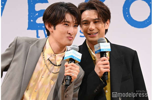 質問を忘れた向井康二に耳打ちで教える森崎ウィン(C)モデルプレス