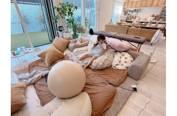「寝れる時間は1時間ちょい」辻希美、広々リビングでの三男SHOT＆“首と肩がやばい”近況を明かす