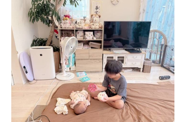 辻希美、0歳次女をあやす6歳三男の“癒し”SHOTにほっこり「笑うようになって来た」