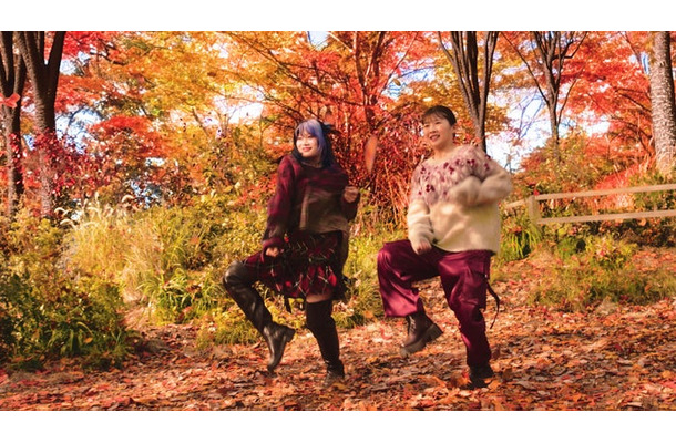 NAOKO、伊藤沙莉「三角チョコパイ 黒といちごミルク風 『いちごの暴力』」篇（提供写真）